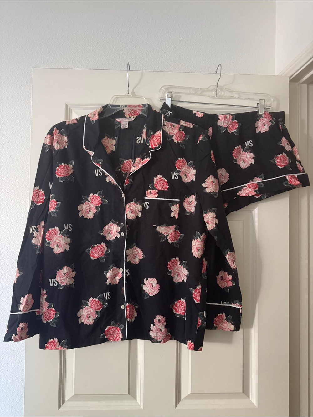 Victoria's Secret Black with Pink Rose Print pajama short set size L